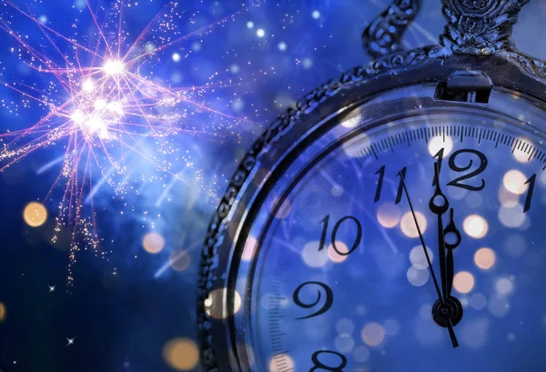 Capodanno Mezzanotte Vecchio Orologio Con Fuochi Artificio Luci Natalizie — Foto Stock