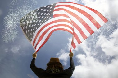 Bağımsızlık Günü'nü kutlayan genç kadın.