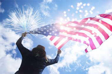 Bağımsızlık Günü'nü kutlayan genç kadın.