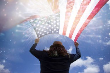 Bağımsızlık Günü'nü kutlayan genç kadın.