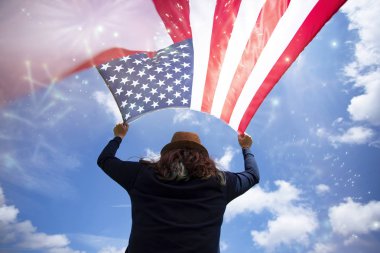 Bağımsızlık Günü'nü kutlayan genç kadın.