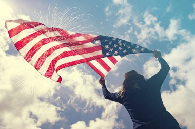 Bağımsızlık Günü'nü kutlayan genç kadın.