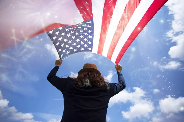 Bağımsızlık Günü'nü kutlayan genç kadın.