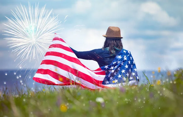 Bağımsızlık Günü'nü kutlayan genç kadın.