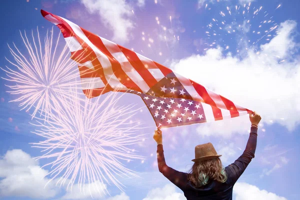 Bağımsızlık Günü'nü kutlayan genç kadın.