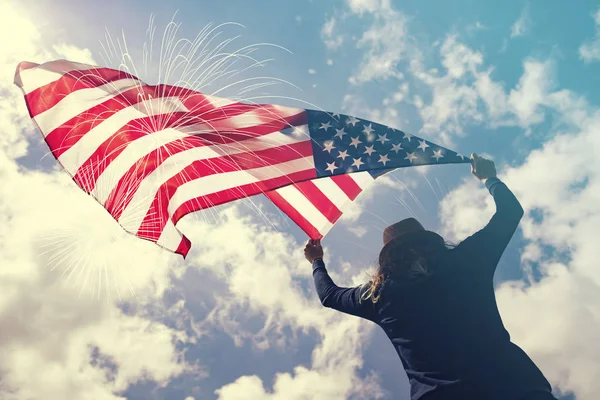 Bağımsızlık Günü'nü kutlayan genç kadın.