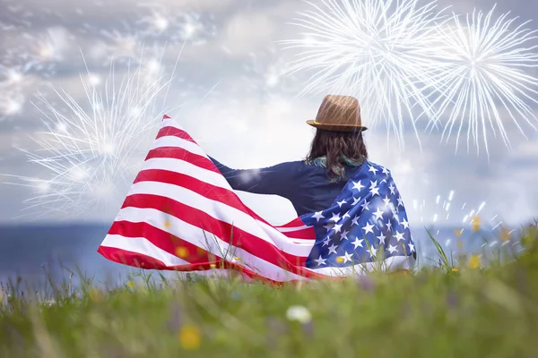 Bağımsızlık Günü'nü kutlayan genç kadın.