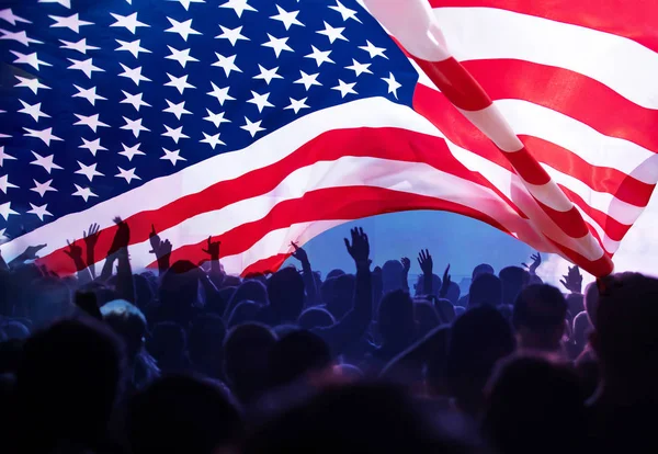 Flagge der Vereinigten Staaten - Menschenmenge feiert die Unabhängigkeit am 4. Juli — Stockfoto