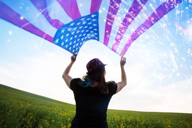 Bağımsızlık Günü'nü kutlayan genç kadın.