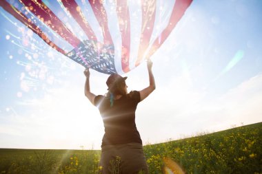 Bağımsızlık Günü'nü kutlayan genç kadın.