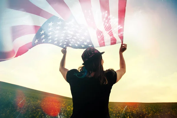 Mujer joven celebrando el Día de la Independencia . —  Fotos de Stock