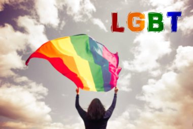 Lgbt bayraklı genç kadın.