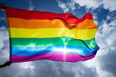 Breez'de renkli Lgbt bayrağı esiyor.
