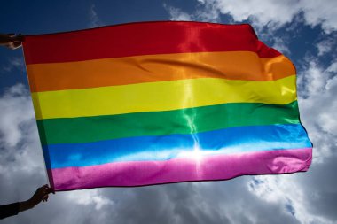 Breez'de renkli Lgbt bayrağı esiyor.