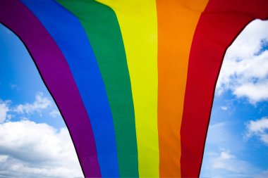 Breez'de renkli Lgbt bayrağı esiyor.