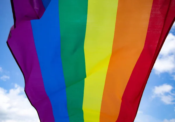 화려한 LGBT 플래그 불면 에 이 브리즈. — 스톡 사진