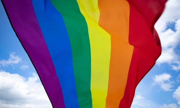 Bandeira LGBT colorida sopra no breez . — Fotografia de Stock