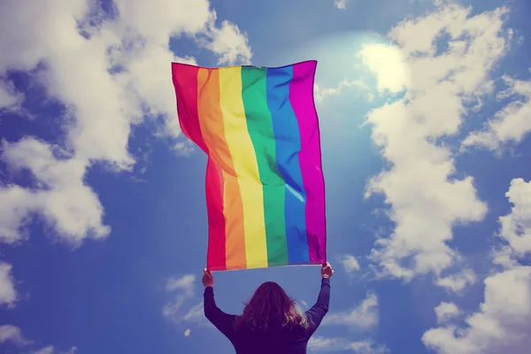 Młoda kobieta z flagą LGBT. — Zdjęcie stockowe