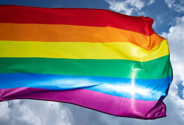 Bandeira LGBT colorida sopra no breez . — Fotografia de Stock