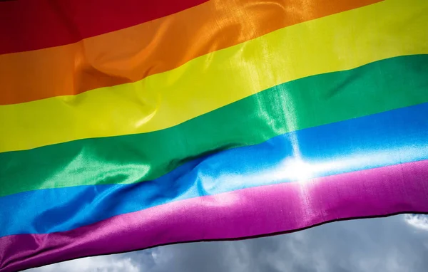 Bandeira LGBT colorida sopra no breez . — Fotografia de Stock