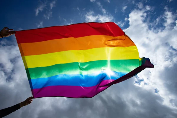 Bandeira LGBT colorida sopra no breez . — Fotografia de Stock