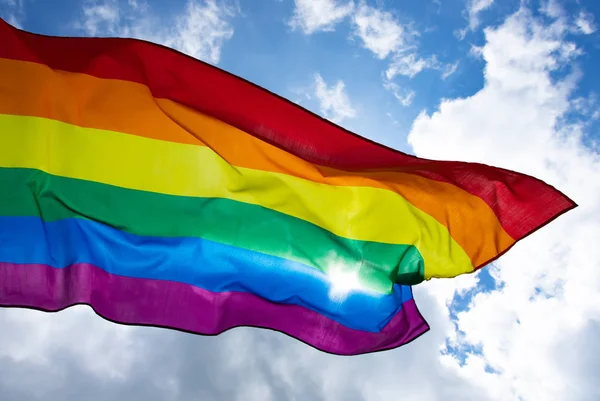 Värikäs LGBT lippu puhaltaa Breez . — kuvapankkivalokuva