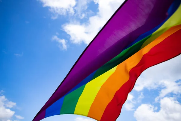 Барвистий ЛГБТ прапор дме у вітрі . — стокове фото
