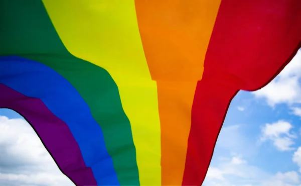 Colorida bandera LGBT sopla en la briez . — Foto de Stock