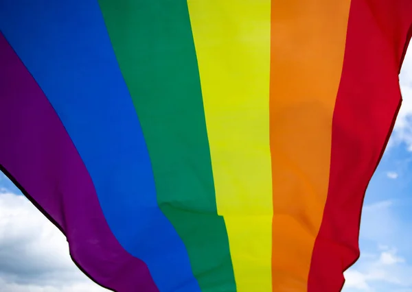 Bandeira LGBT colorida sopra no breez . — Fotografia de Stock