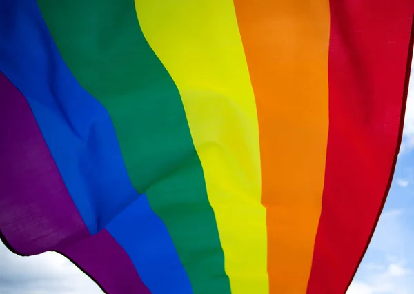 Барвистий ЛГБТ прапор дме у вітрі . — стокове фото