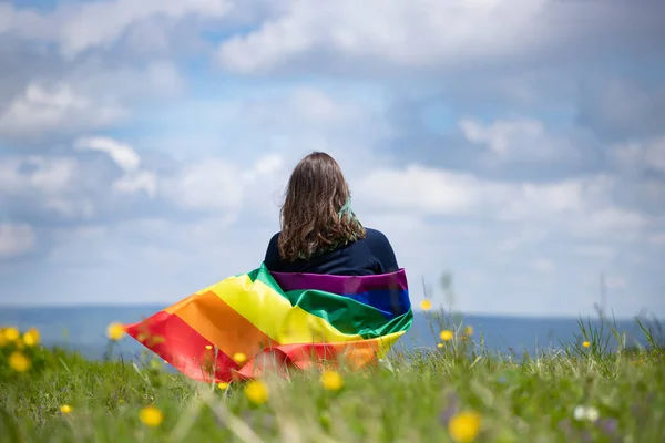 Jovem com bandeira LGBT . — Fotografia de Stock