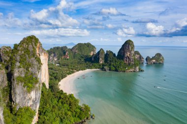 Tropik ada, turkuaz lagün ve adalar havadan görünümü 