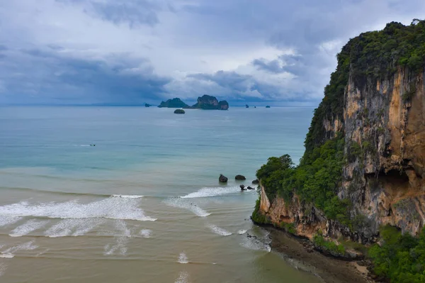 Hermosa playa de Tonsai en la provincia de Krabi, Tailandia Vista aérea — Foto de Stock