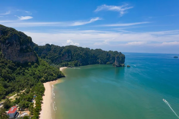 Hermosa playa de Tonsai en la provincia de Krabi, Tailandia Vista aérea — Foto de Stock