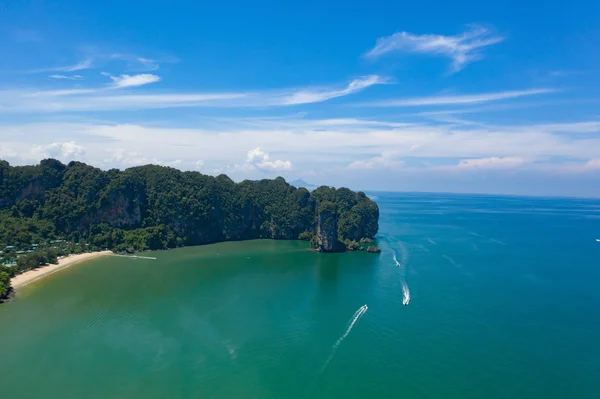 Vue aérienne d'une île tropicale, d'un lagon turquoise et d'îles sur — Photo