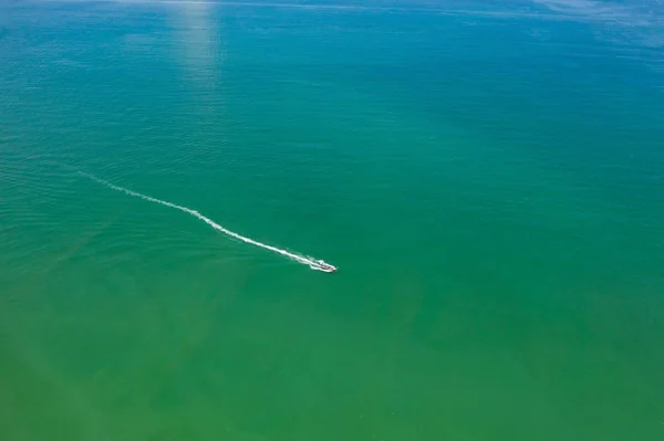 Вид с воздуха на традиционные длиннохвостые лодки, плавающие на бирюзе — стоковое фото
