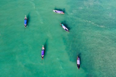 Bir türon üzerinde yüzen geleneksel longtail teknelerin havadan görünümü