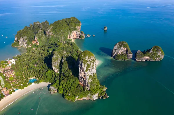 Letecký pohled na tropický ostrov, tyrkysovou lagunu a ostrovy — Stock fotografie