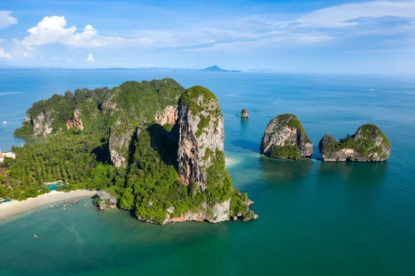 Luftaufnahme der tropischen Insel, der türkisfarbenen Lagune und der Inseln auf — Stockfoto