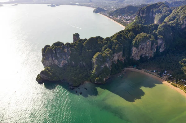 Bella spiaggia Tonsai in provincia di Krabi, Thailandia - Vista aerea — Foto Stock