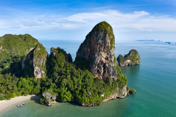 Veduta aerea di isola tropicale, laguna turchese e isole su — Foto Stock