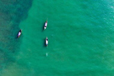Bir türon üzerinde yüzen geleneksel longtail teknelerin havadan görünümü