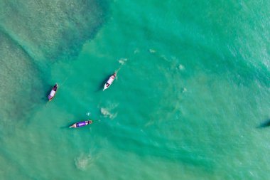 Bir türon üzerinde yüzen geleneksel longtail teknelerin havadan görünümü