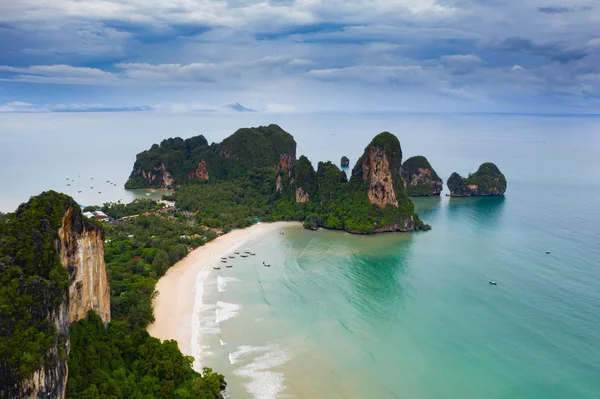 Veduta aerea di isola tropicale, laguna turchese e isole su — Foto Stock