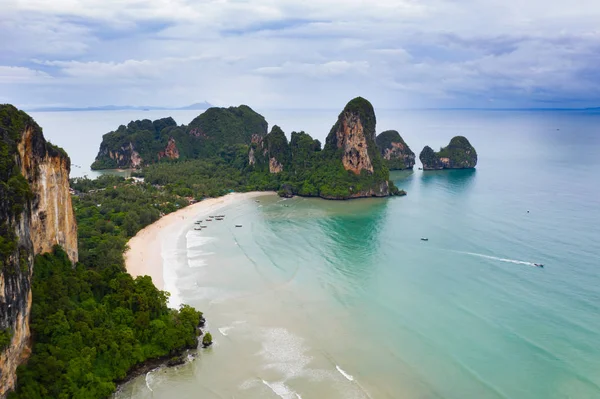 Veduta aerea di isola tropicale, laguna turchese e isole su — Foto Stock