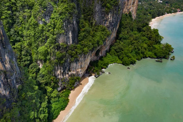 Praia de Tonsai bonita na província de Krabi, Tailândia - Vista aérea — Fotografia de Stock