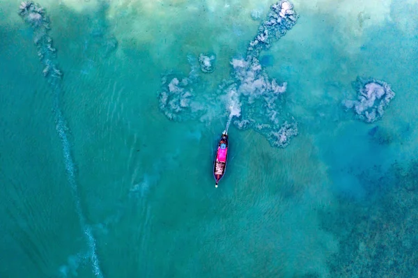 Вид с воздуха на традиционные длиннохвостые лодки, плавающие на бирюзе — стоковое фото