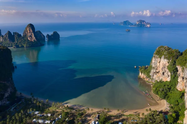 Bella spiaggia Tonsai in provincia di Krabi, Thailandia - Vista aerea — Foto Stock