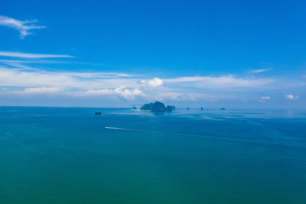 Luchtfoto van tropisch eiland, Turquoise lagune en eilanden op — Stockfoto