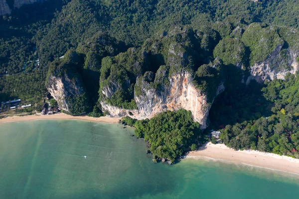 Luftaufnahme der tropischen Insel, der türkisfarbenen Lagune und der Inseln auf — Stockfoto